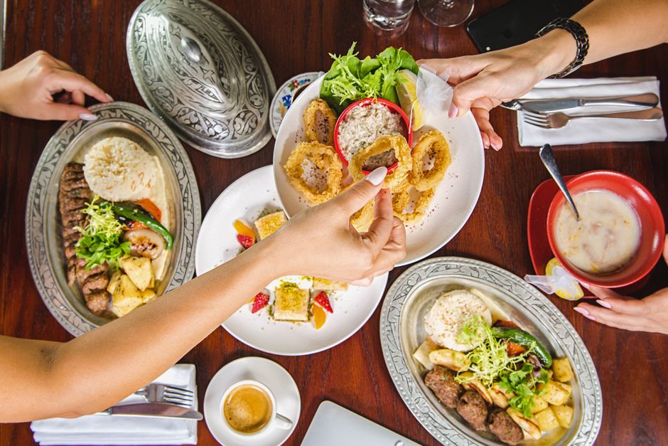 Idées de repas à partager : grandes salades et plats au four