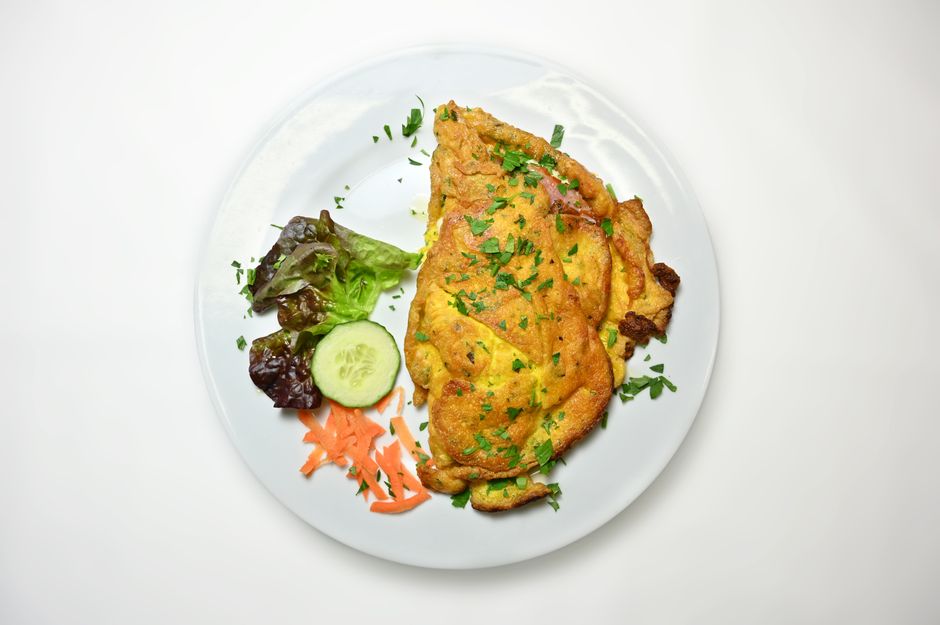 Omelette moelleuse aux herbes : la technique facile