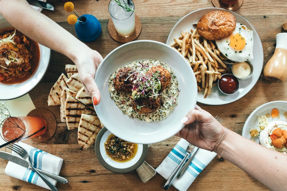 Idées de repas à partager : grandes salades et plats au four